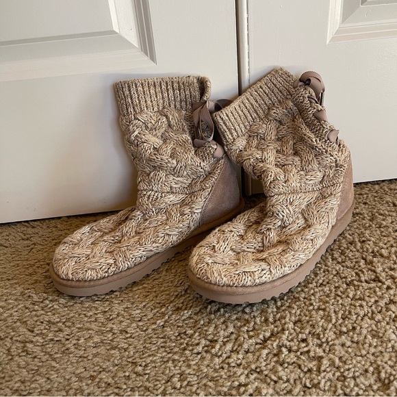 Ugg, Isla brown knit lace up sweater boots. Sz 8. - Picture 1 of 5